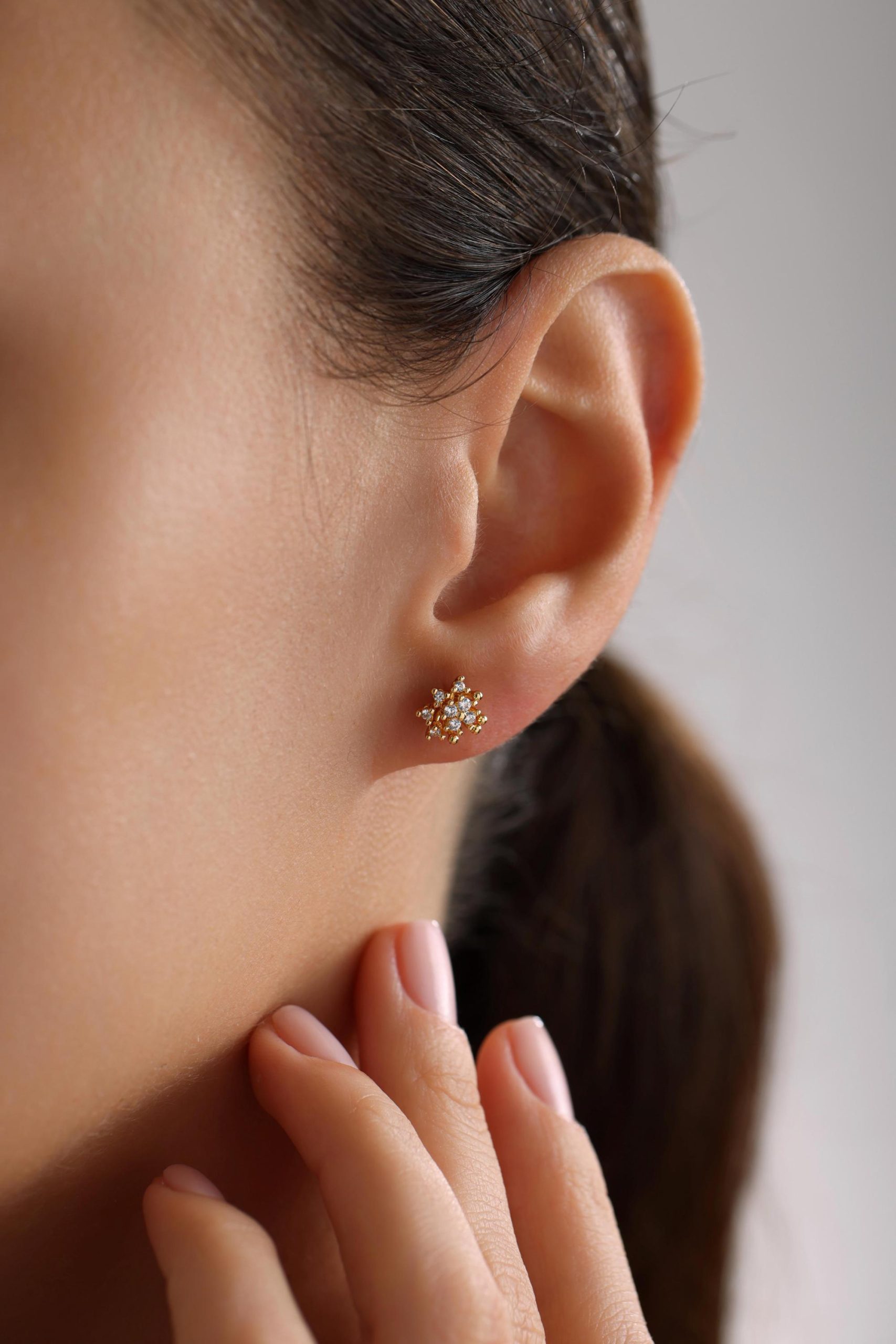 Flower-shaped cubic zirconia stud earrings